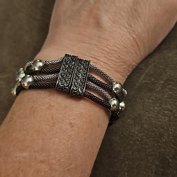 VTG Two-tone Mesh Beaded Magnetic Clasp Bracelet - Picture 7 of 7